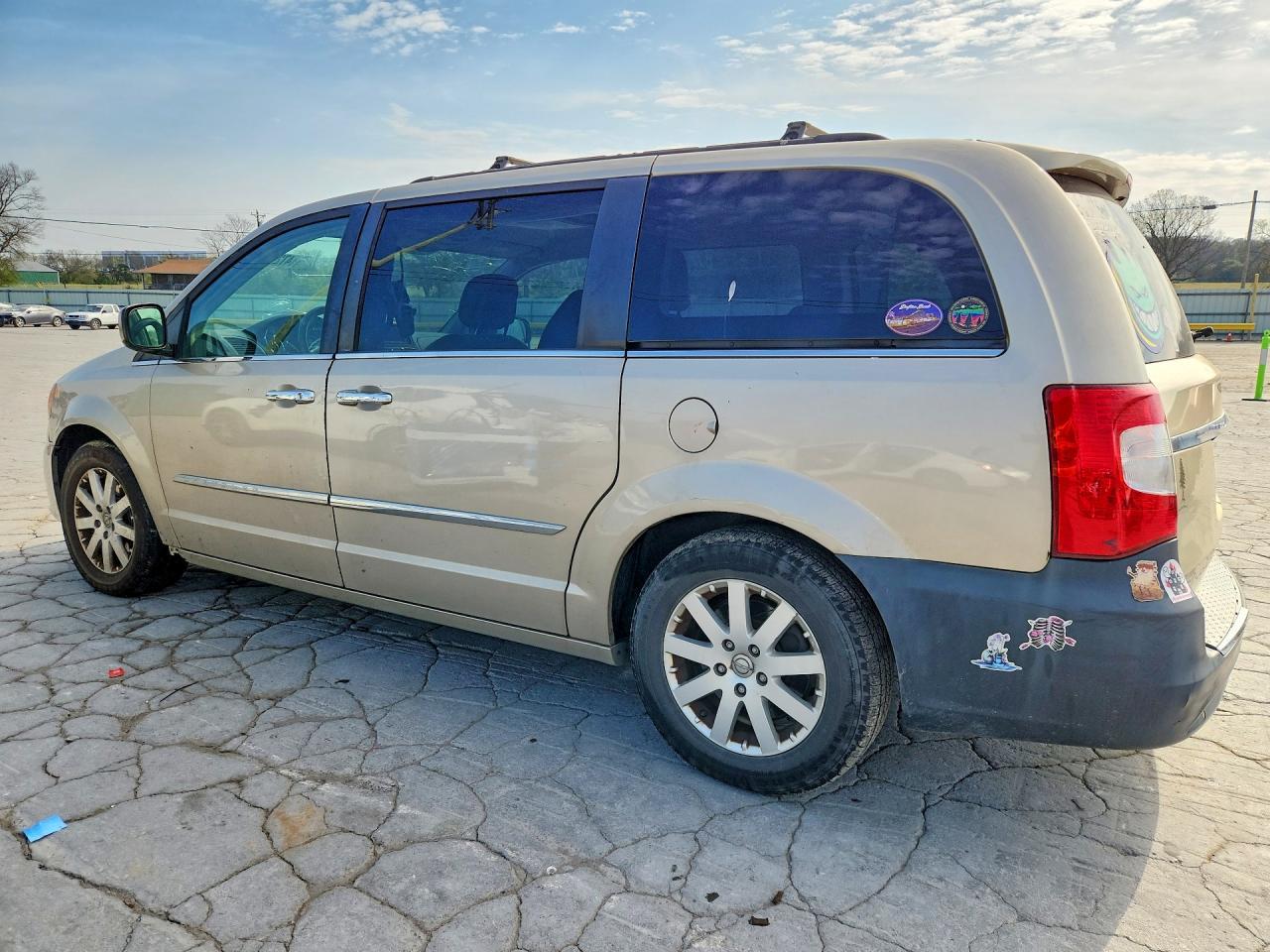 2012 Chrysler Town & Country Touring L - Фото 2
