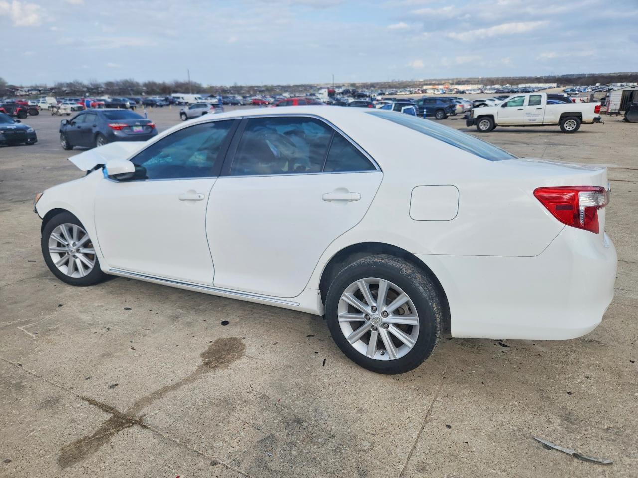 2014 Toyota Camry Xle - Image 2