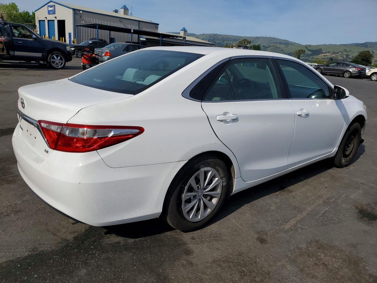 2016 Toyota Camry Le - Фото 3