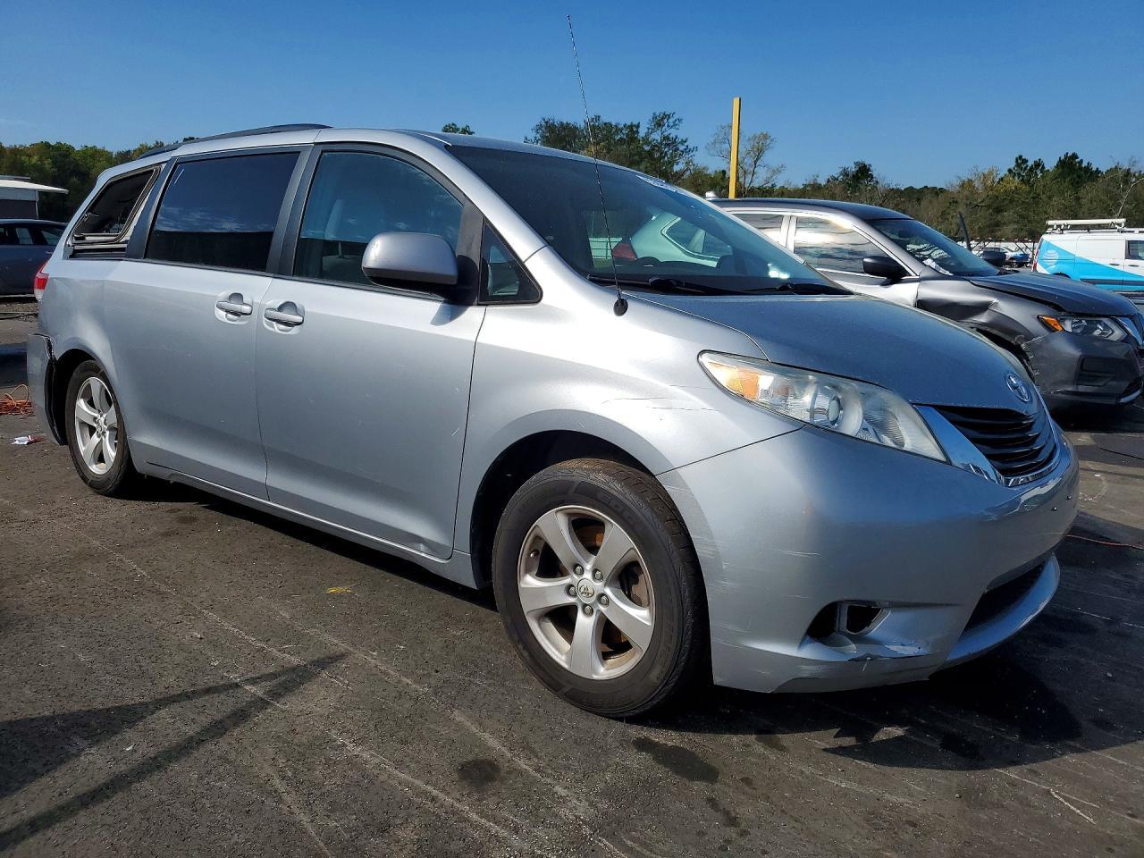 2014 Toyota Sienna Le 8-Passenger - Image 4