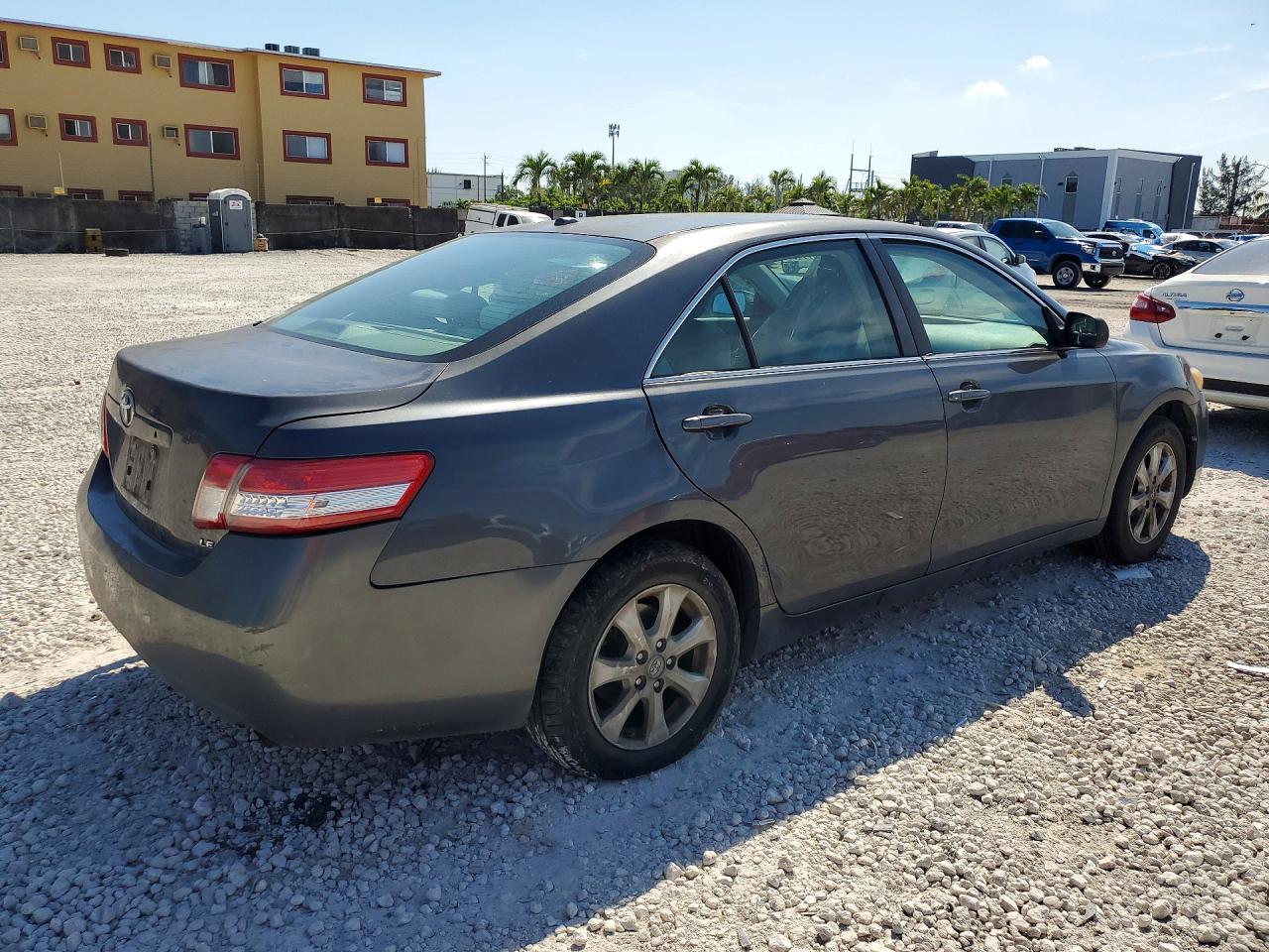 2010 Toyota Camry Le - Фото 3