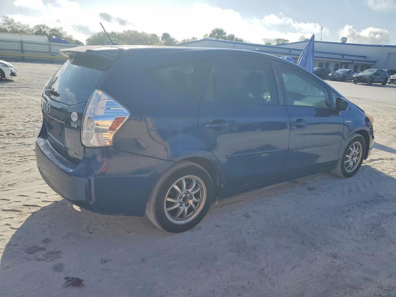 2013 Toyota Prius V Two - Фото 3