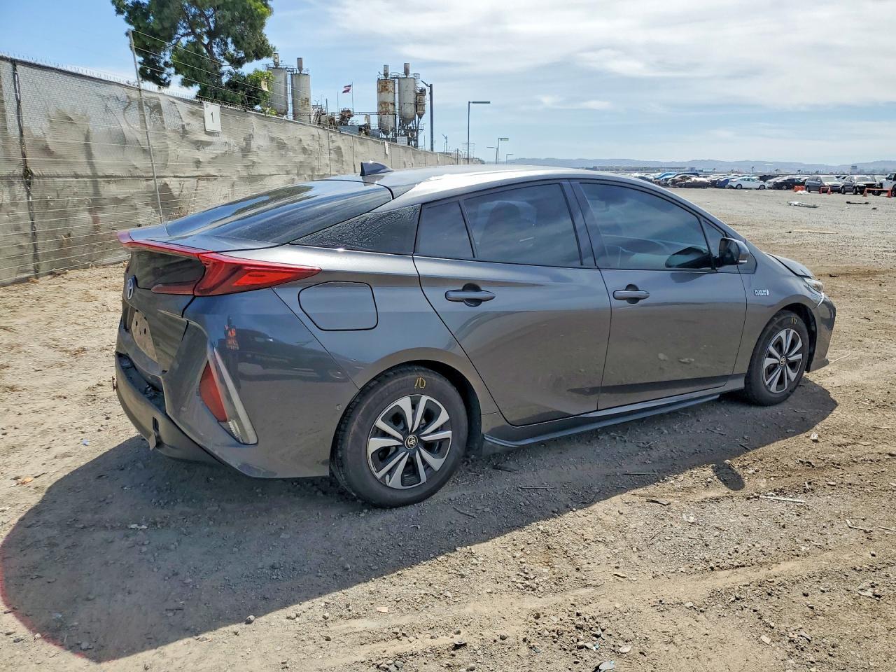 2017 Toyota Prius Prime Advanced - Фото 3