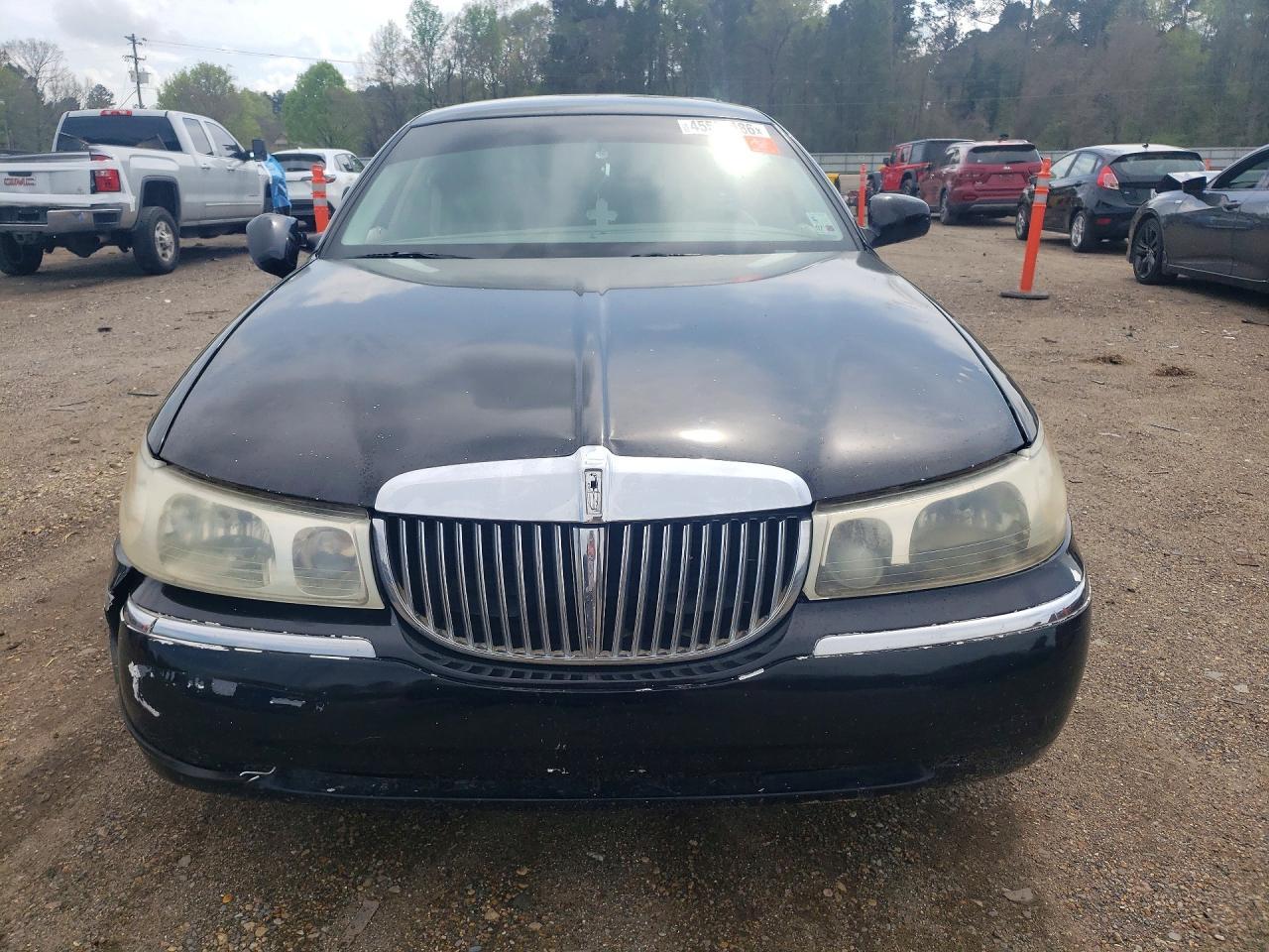 2000 Lincoln Town Car Executive - Image 5