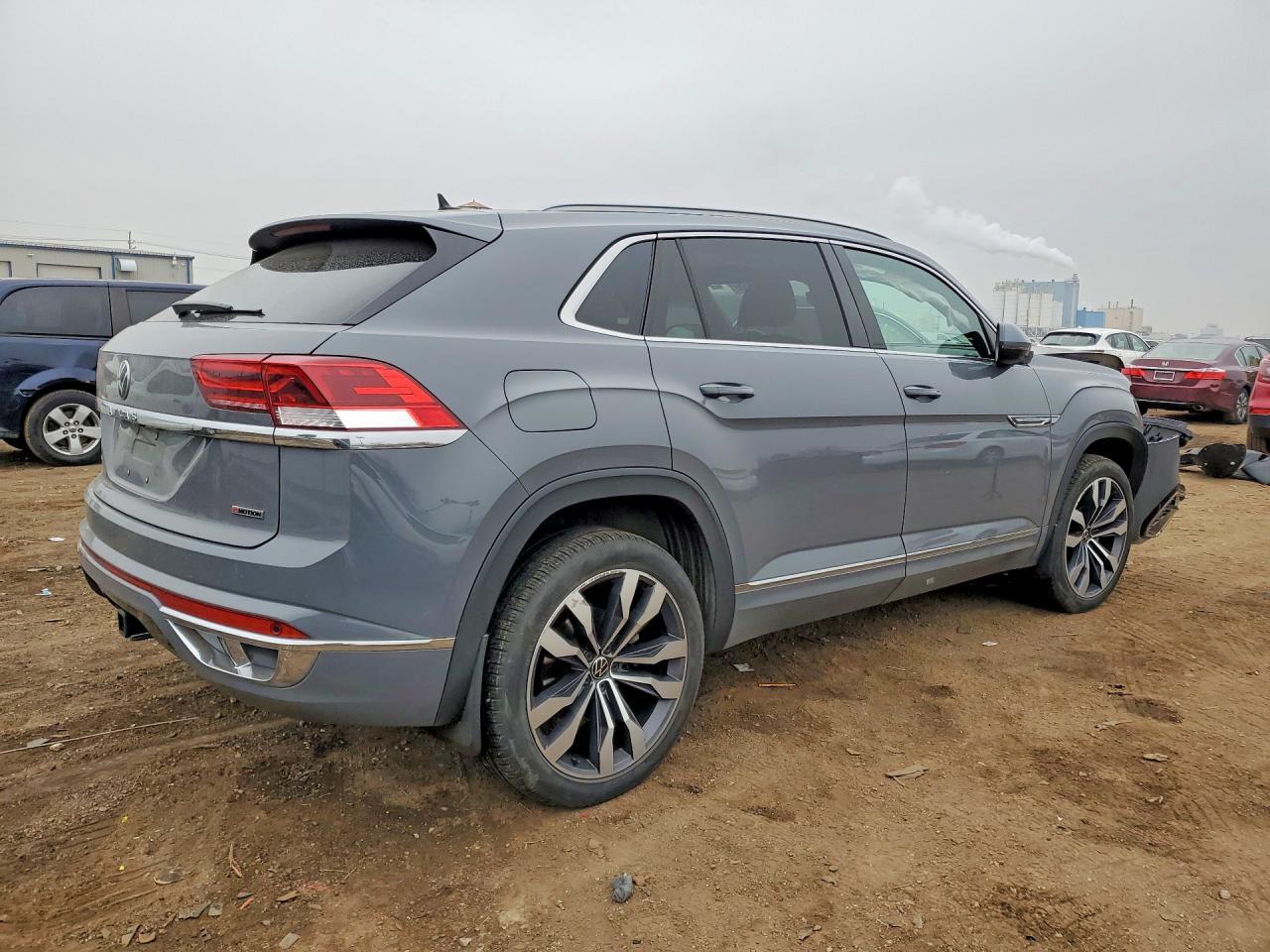 2021 Volkswagen Atlas Cross Sport Sel R-Line - Image 3