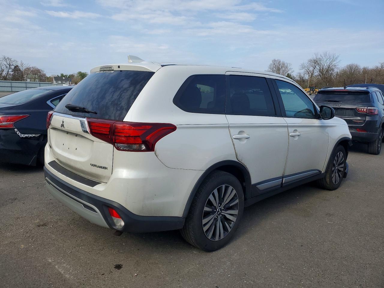 2019 Mitsubishi Outlander Es - Image 3
