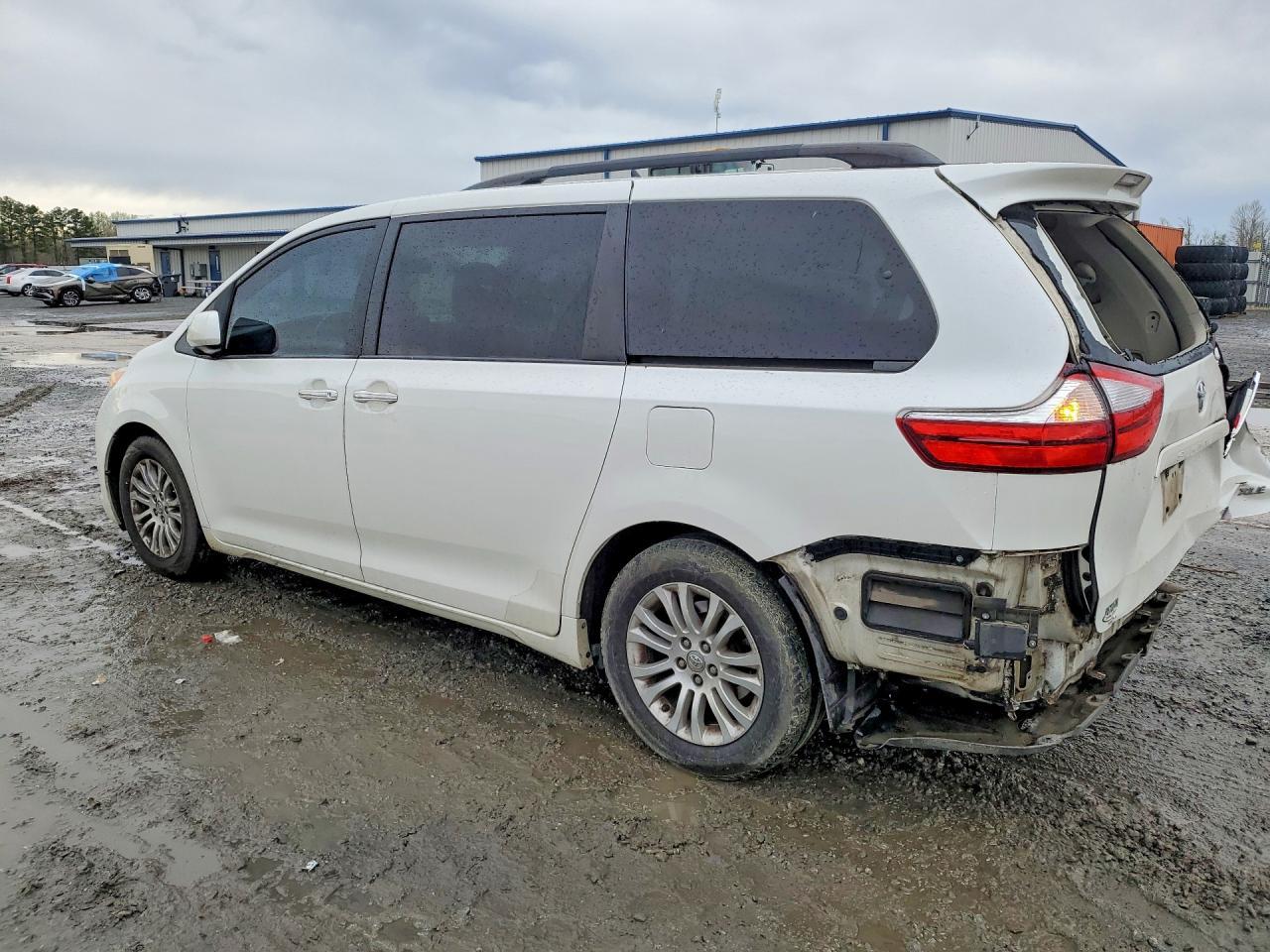 2015 Toyota Sienna Xle 8-Passenger - Фото 2
