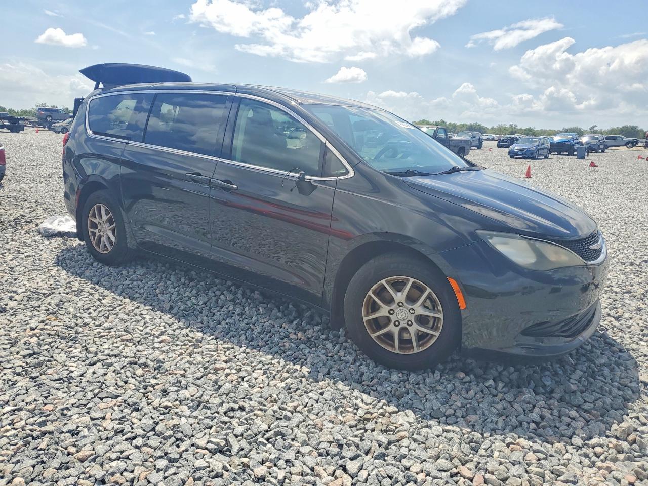 2017 Chrysler Pacifica Touring - Image 4