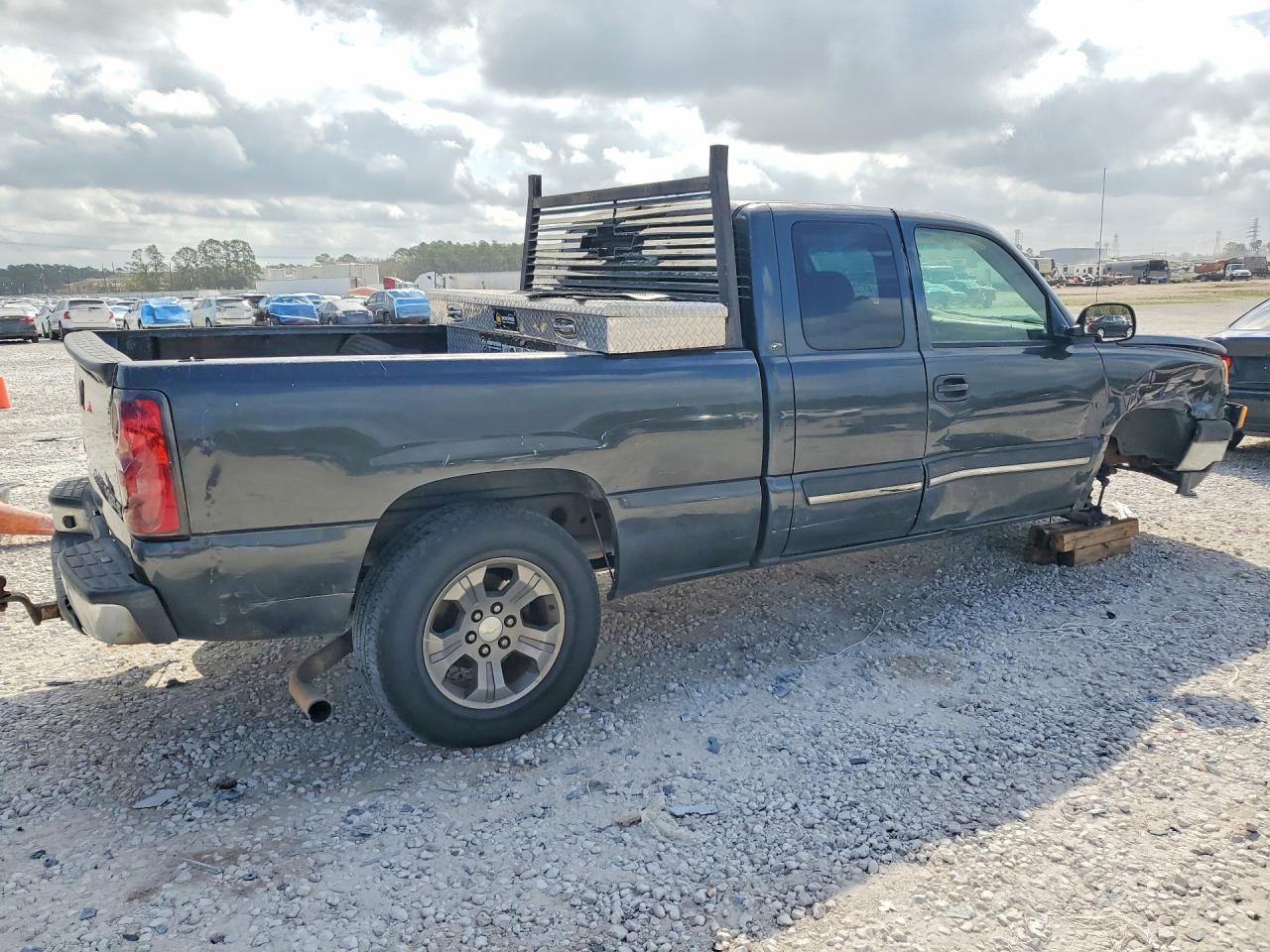 2004 Chevrolet Silverado C1500 - Image 3