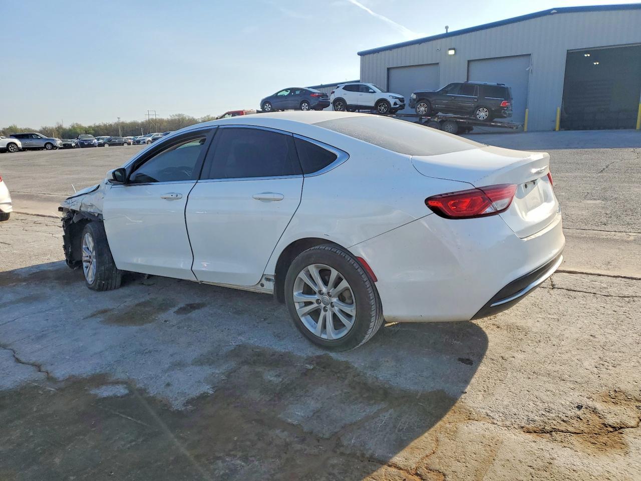 2016 Chrysler 200 Limited - Фото 2