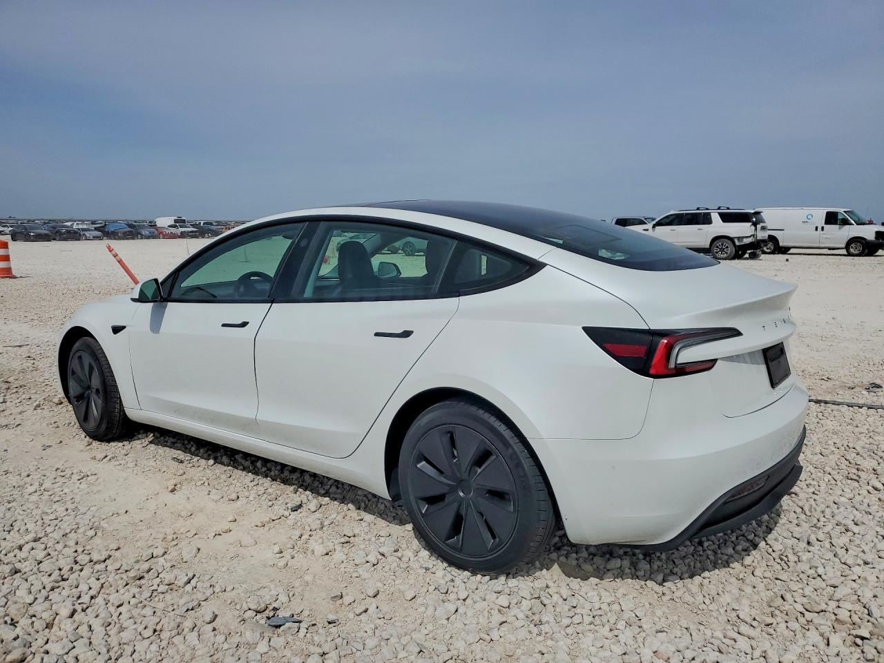 2025 Tesla Model 3 - Фото 2