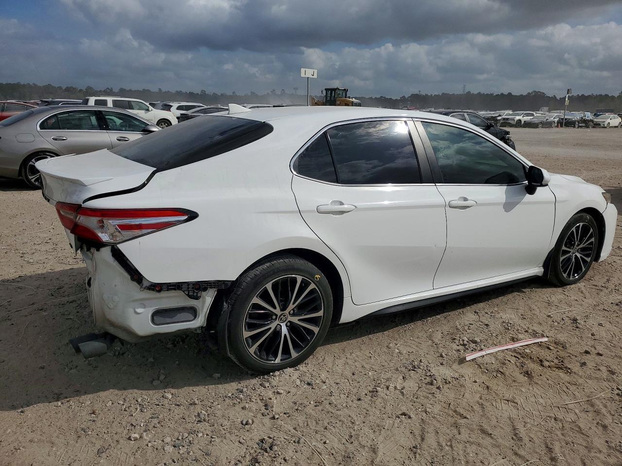 2020 Toyota Camry Se - Фото 3