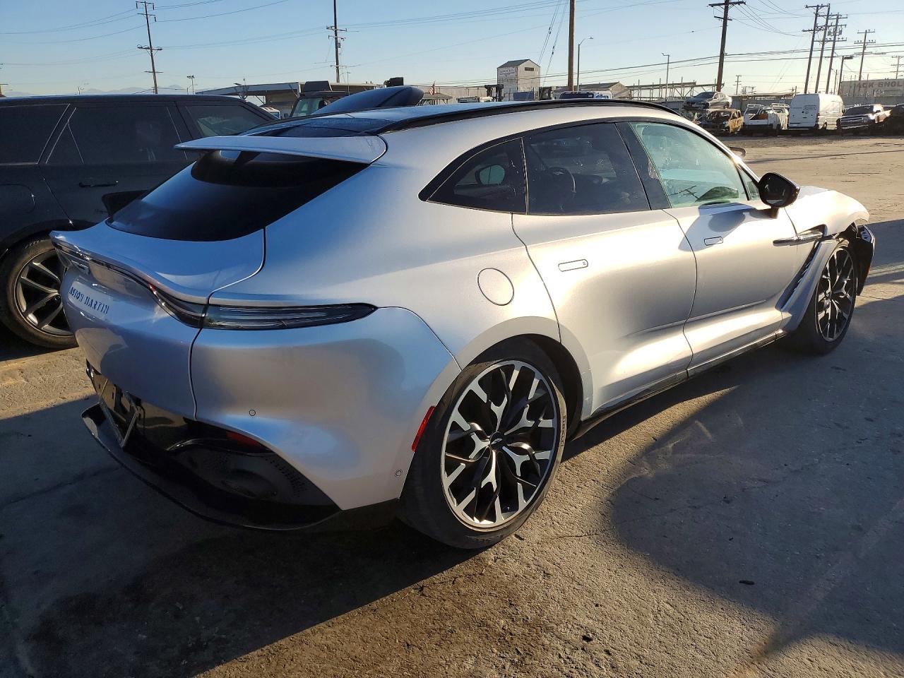 2021 Aston Martin Dbx - Фото 3