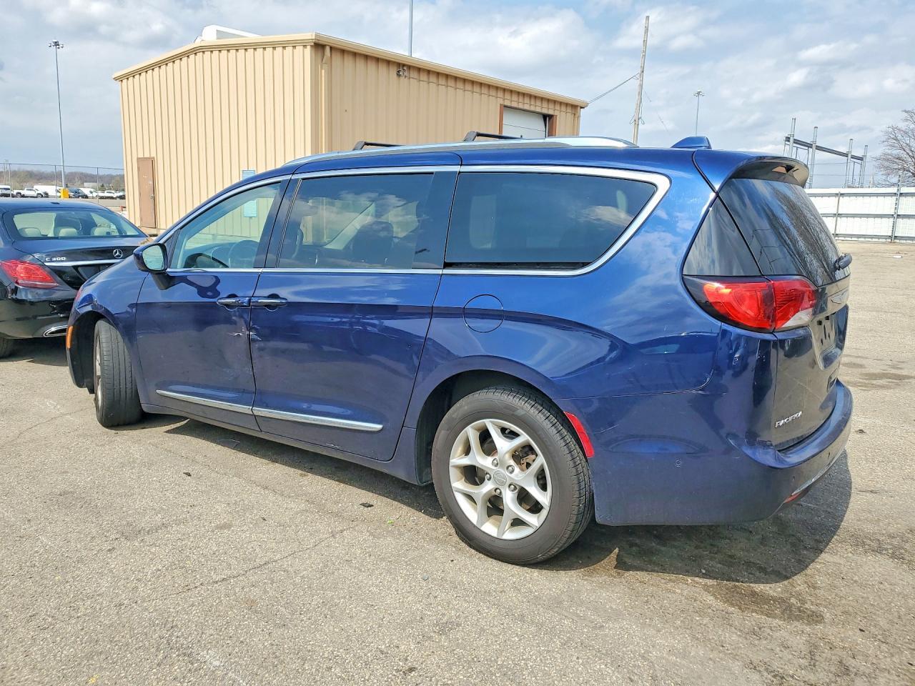 2017 Chrysler Pacifica Touring L Plus - Фото 2