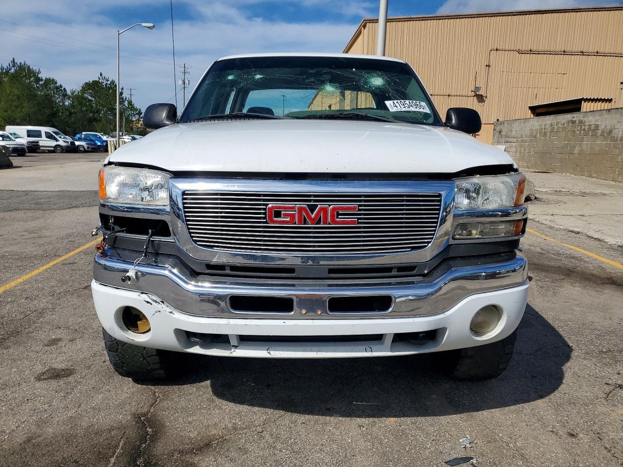 2004 GMC Sierra C2500 Heavy Duty - Image 5