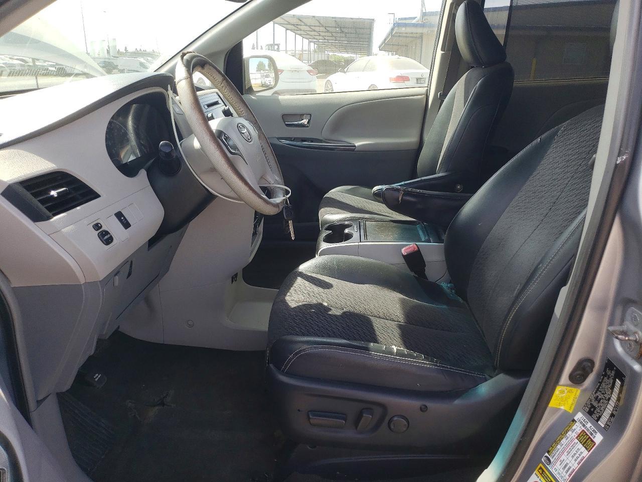 2012 Toyota Sienna Le 7-Passenger - Фото 7