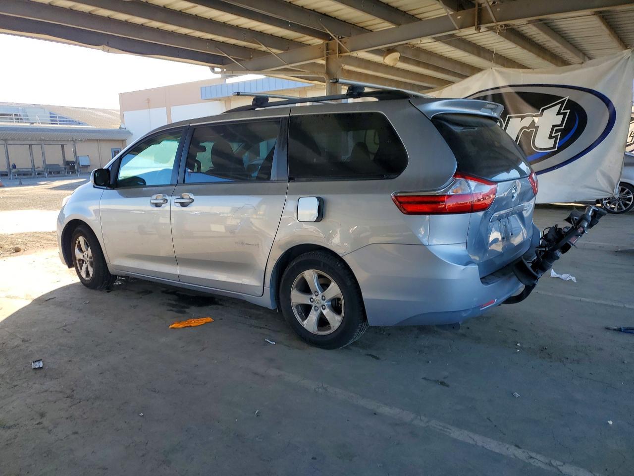 2015 Toyota Sienna Le 8-Passenger - Image 2