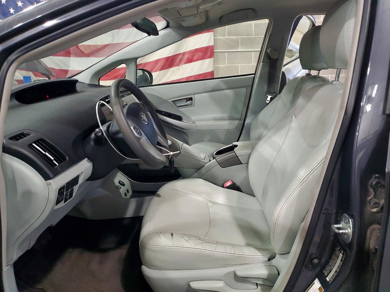 2013 Toyota Prius Two - Фото 7