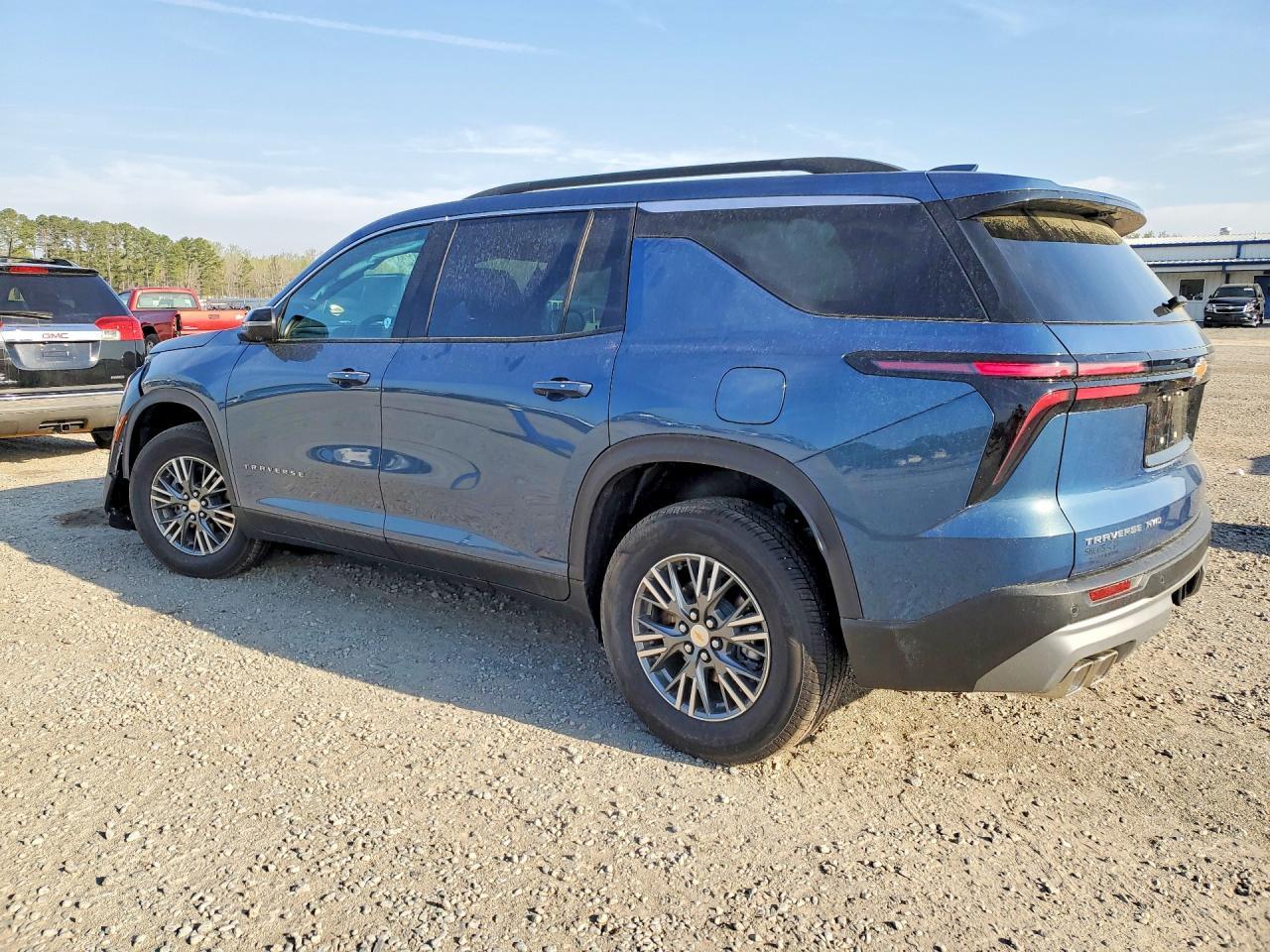 2026 Chev Traverse - Image 2