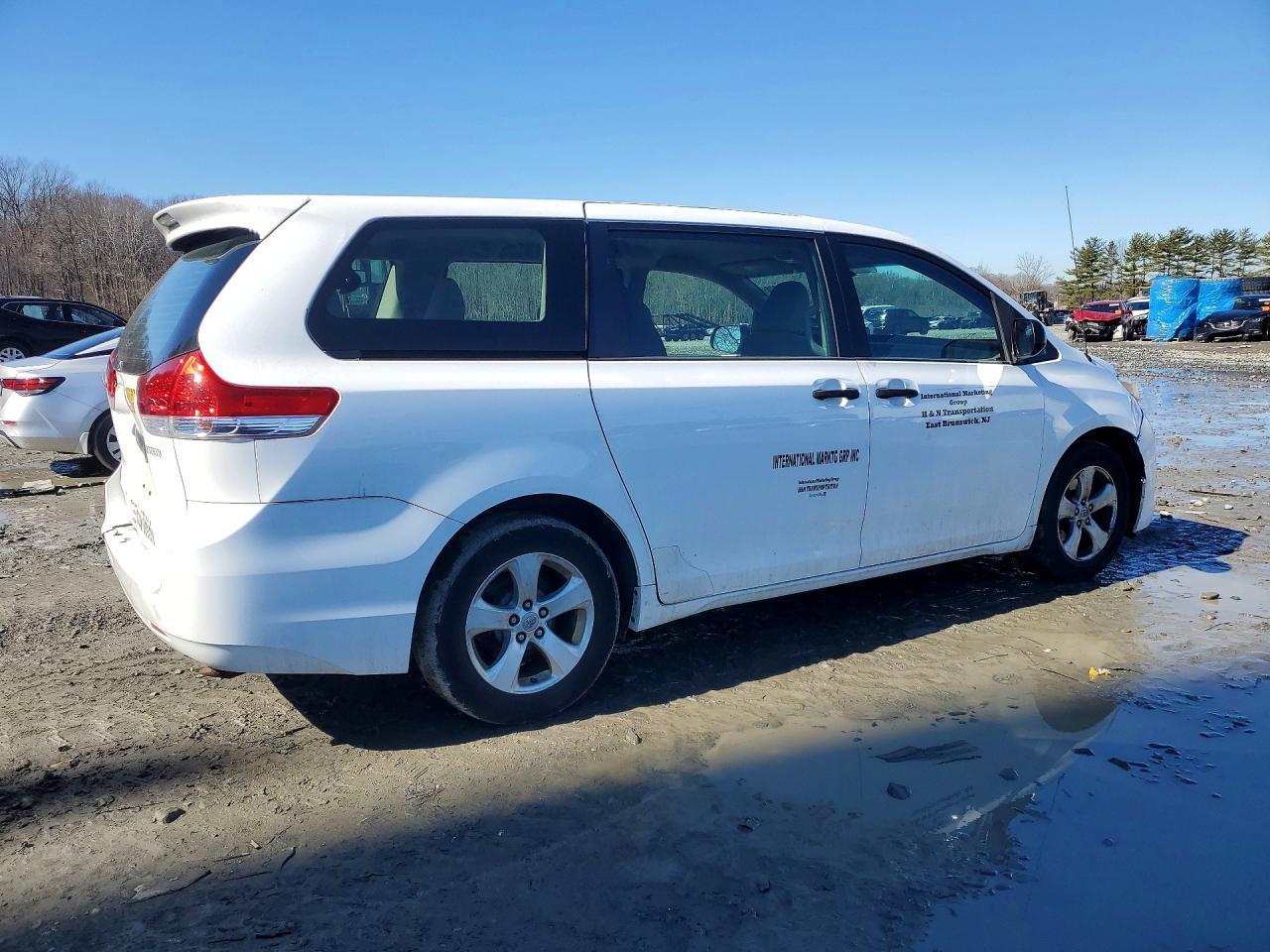 2014 Toyota Sienna L 7-Passenger - Фото 3