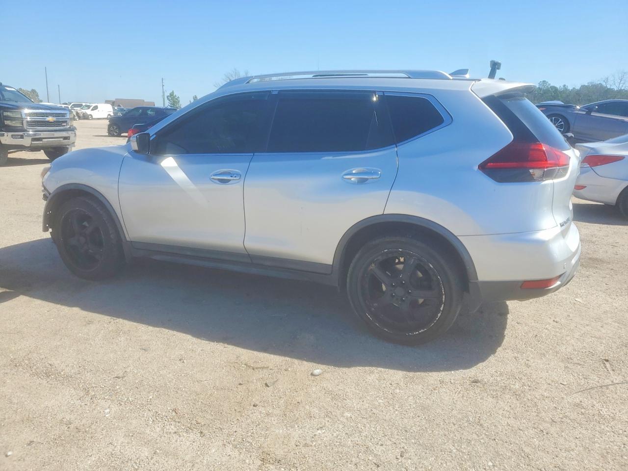 2019 Nissan Rogue Sv - Image 2