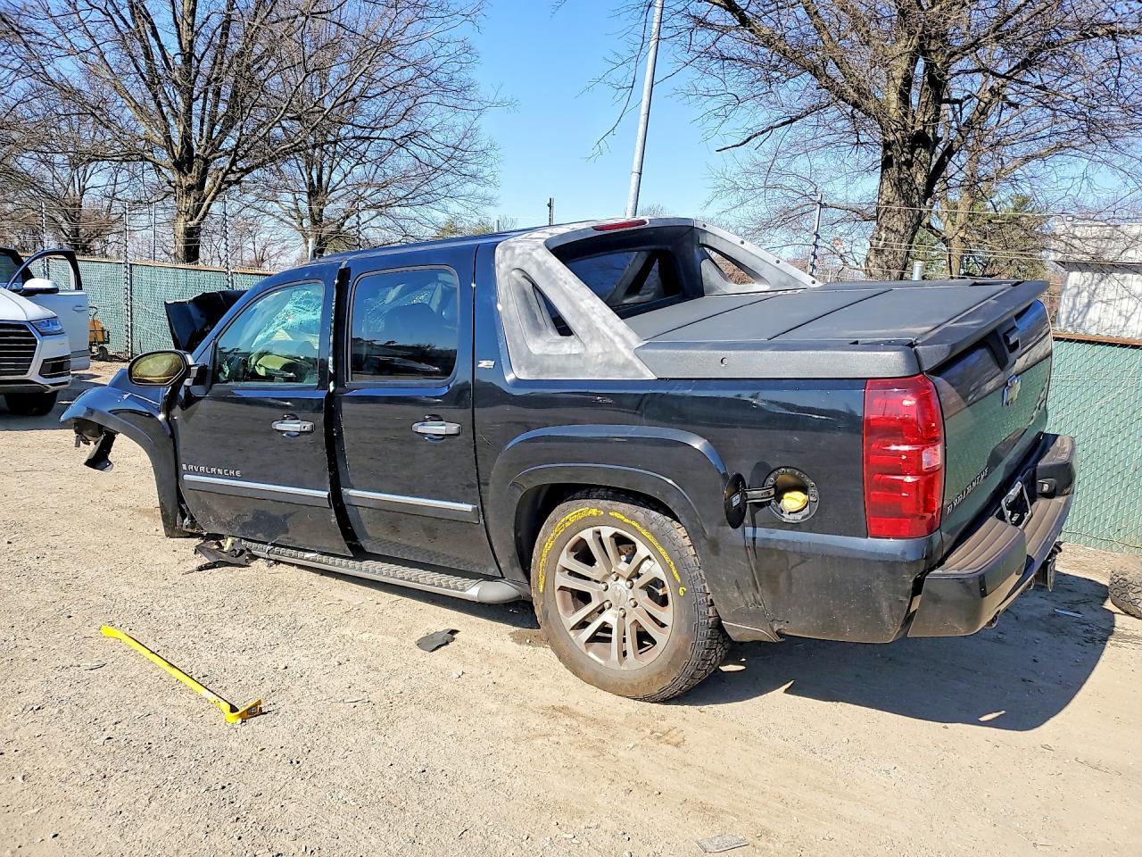 2008 Chevrolet Avalanche K1500 - Image 2