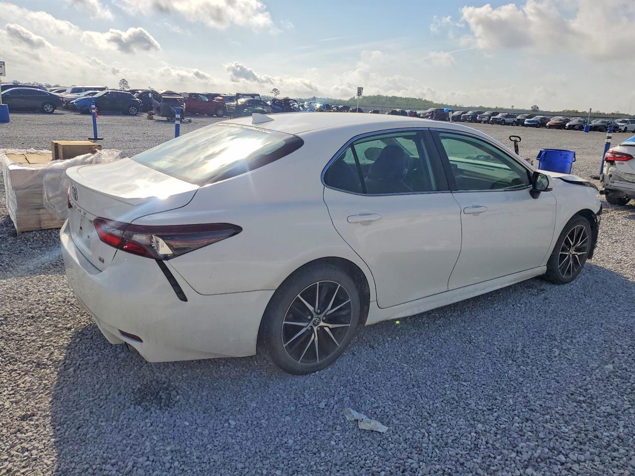 2022 Toyota Camry Se - Image 3