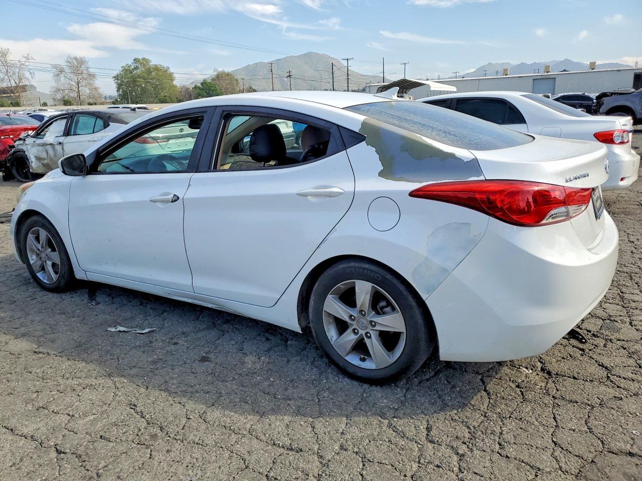 2013 Hyundai Elantra - Image 2