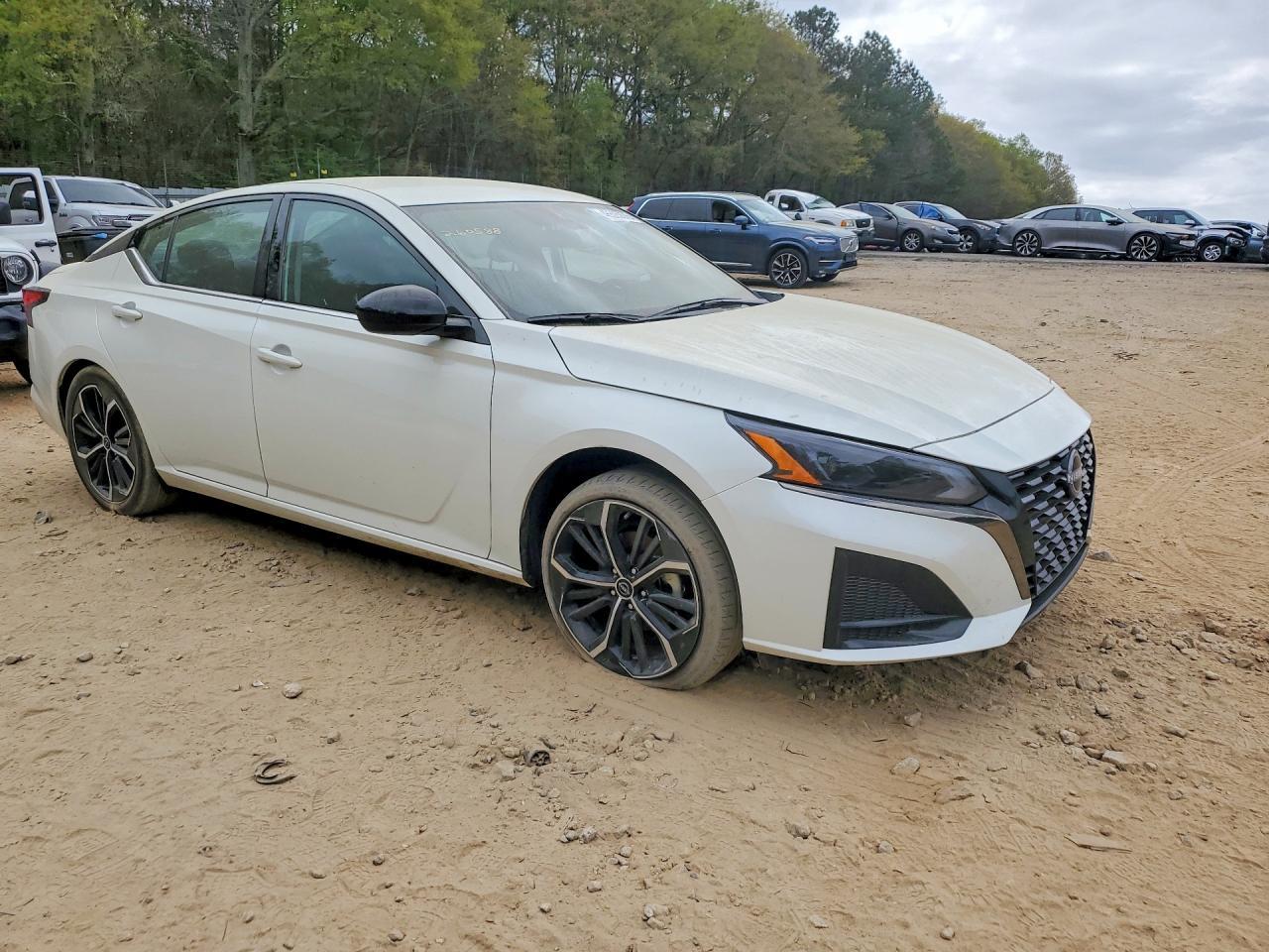 2025 Nissan Altima 2.5 Sr - Image 4