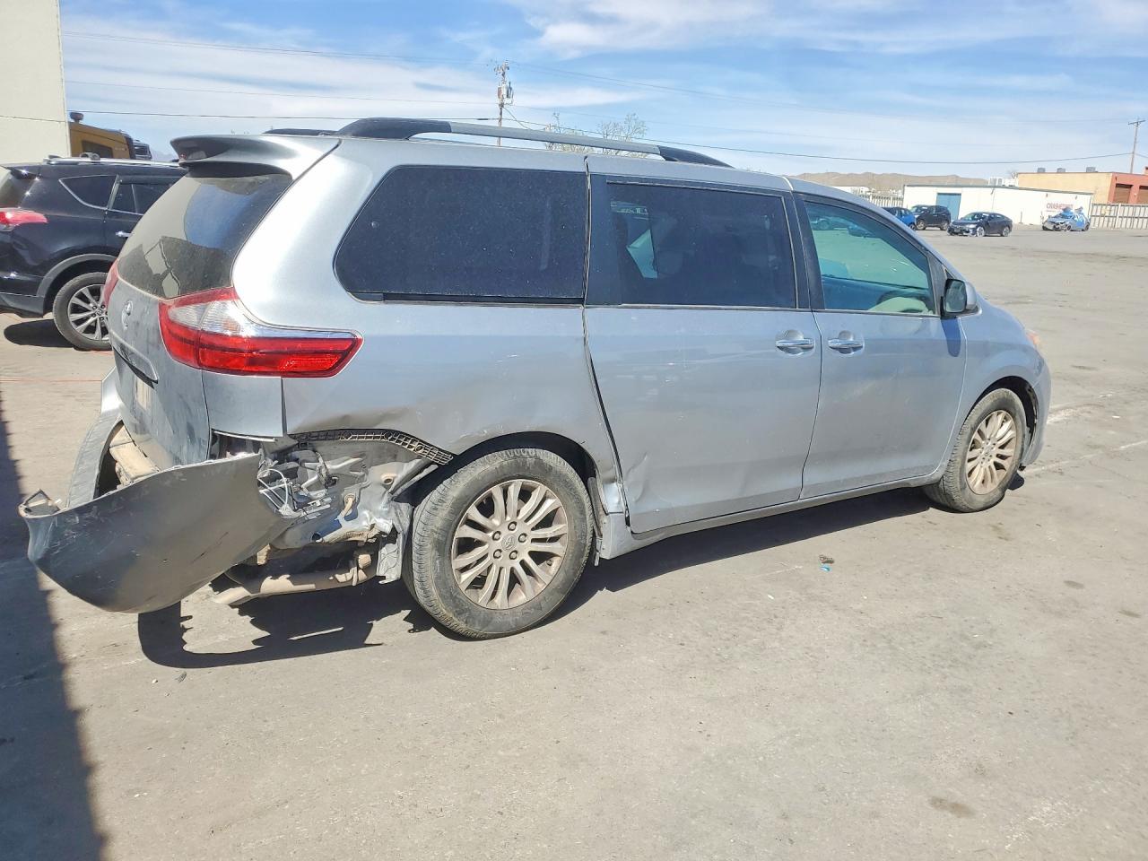 2016 Toyota Sienna Xle 8-Passenger - Image 3