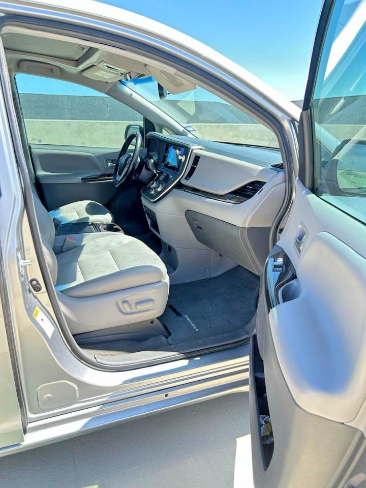 2017 Toyota Sienna Xle 8-Passenger - Image 5