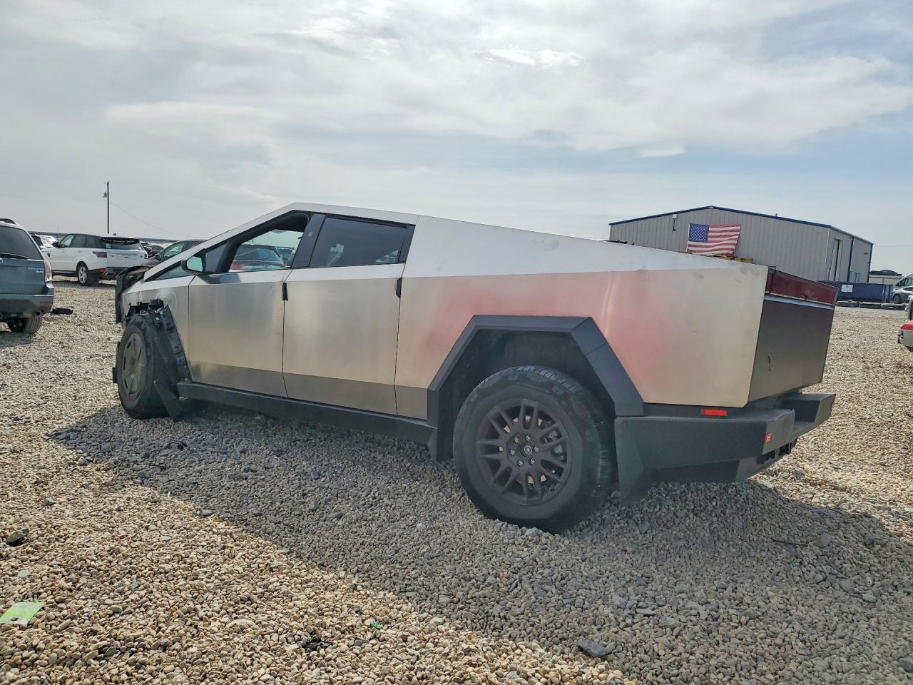 2025 Tesla Cybertruck - Фото 2