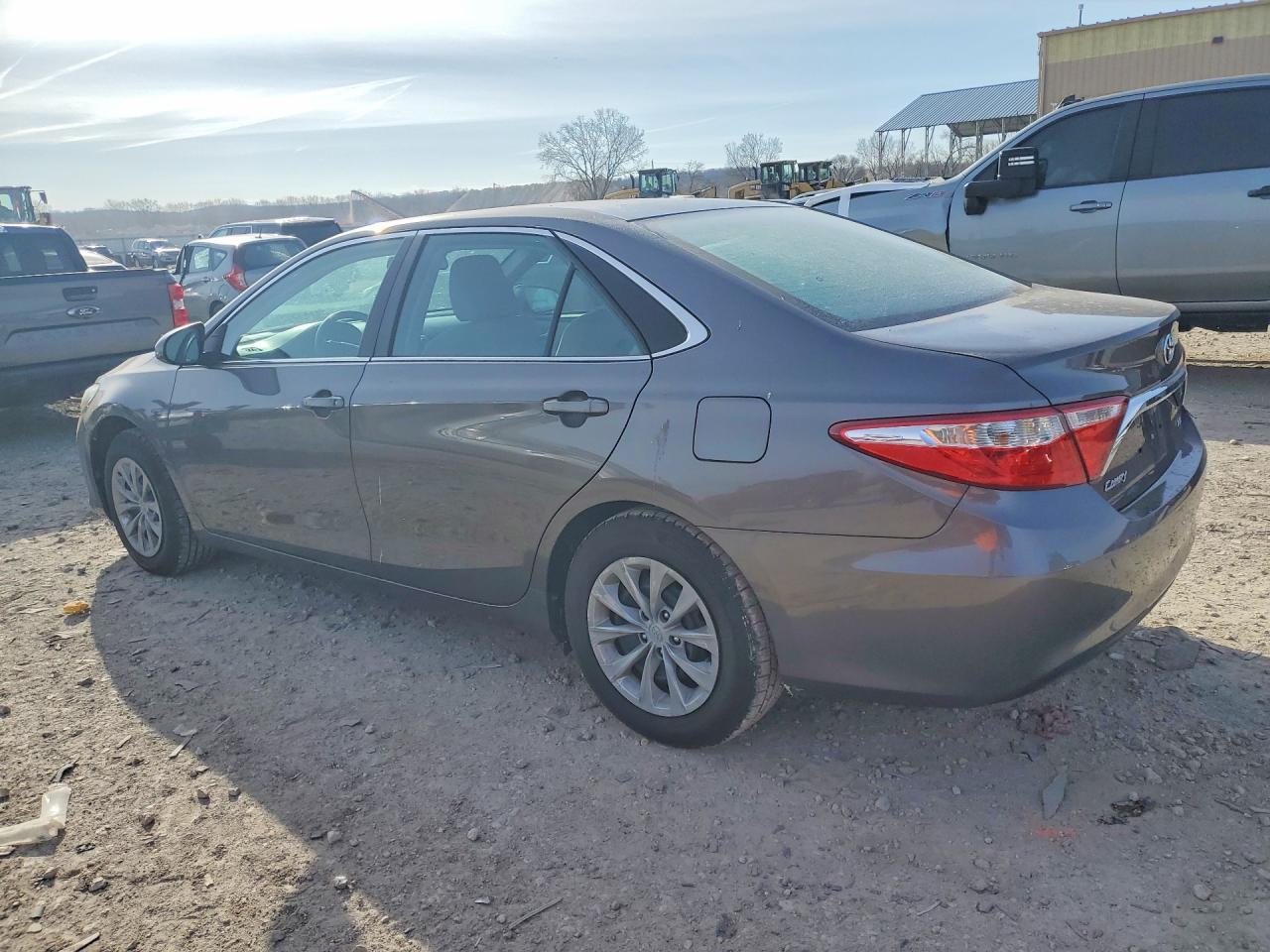 2016 Toyota Camry Le - Фото 2