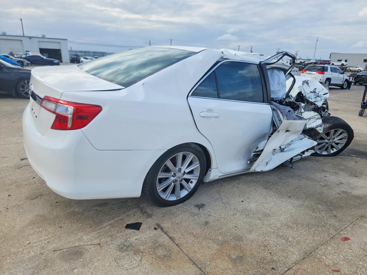 2014 Toyota Camry Xle - Image 3