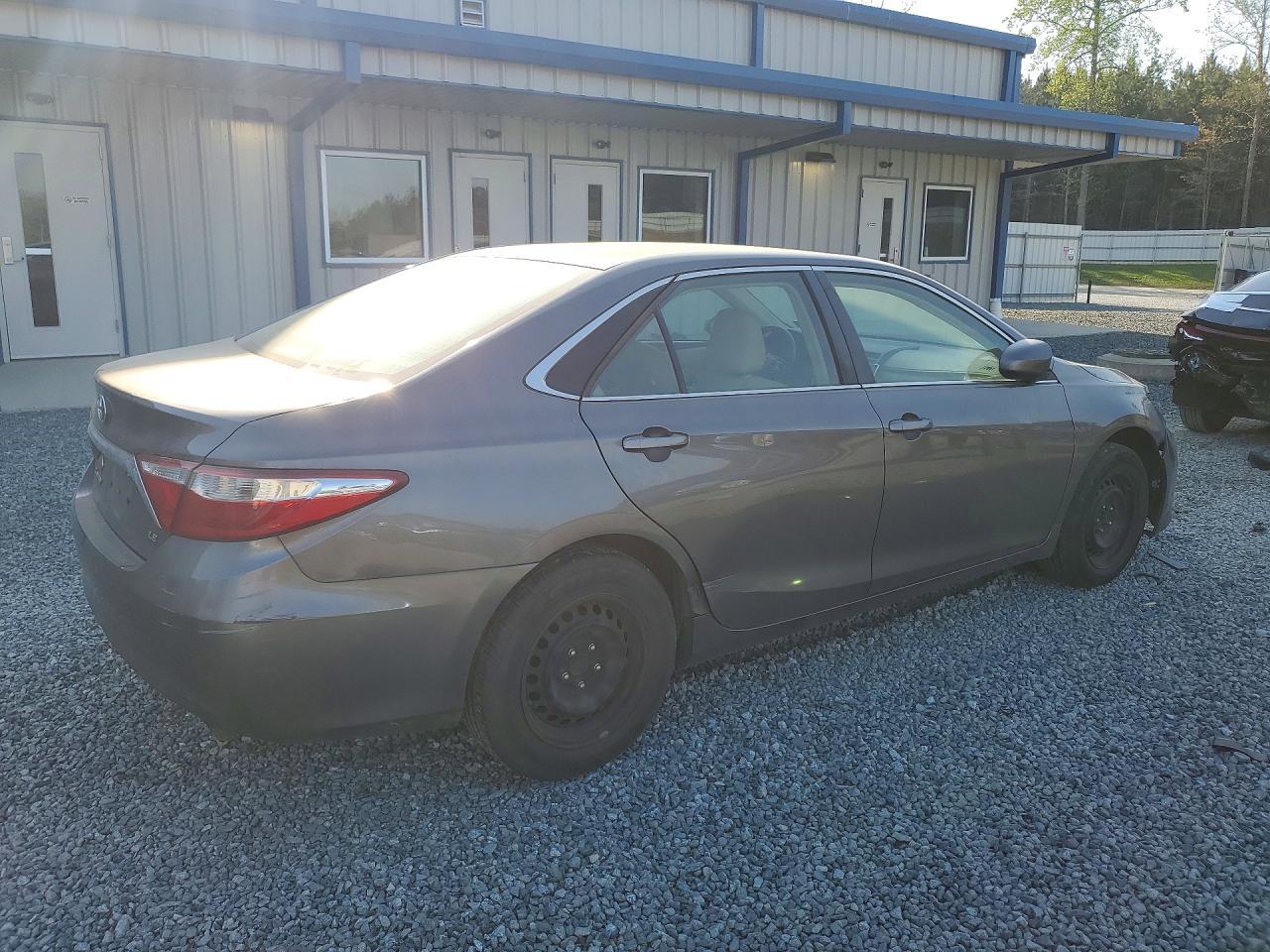 2017 Toyota Camry Le - Image 3