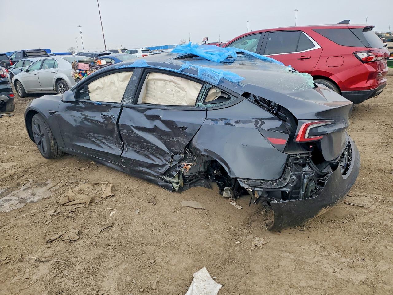 2025 Tesla Model 3 - Фото 2