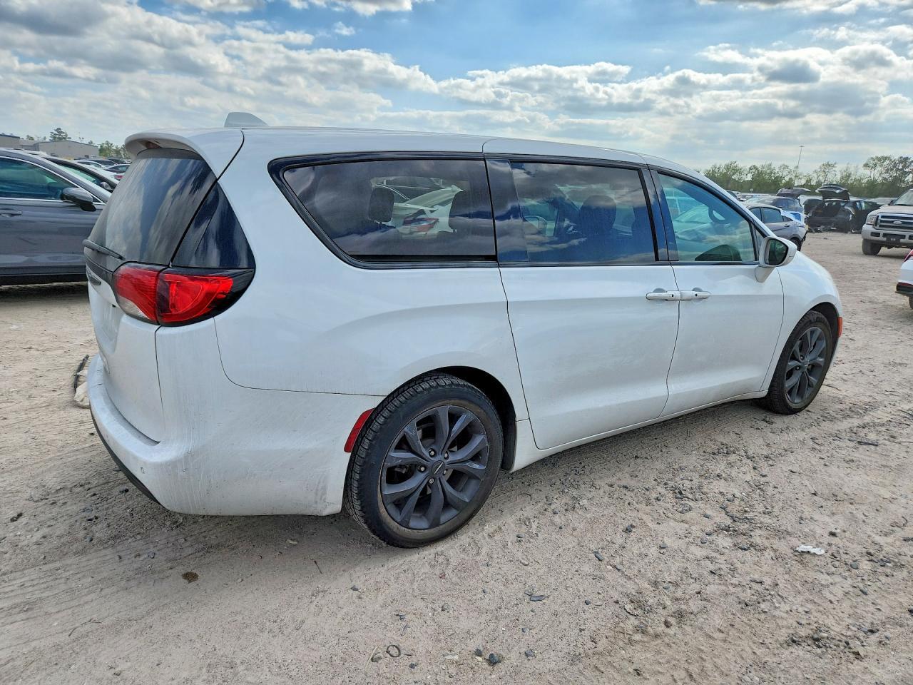 2020 Chrysler Pacifica Touring - Фото 3