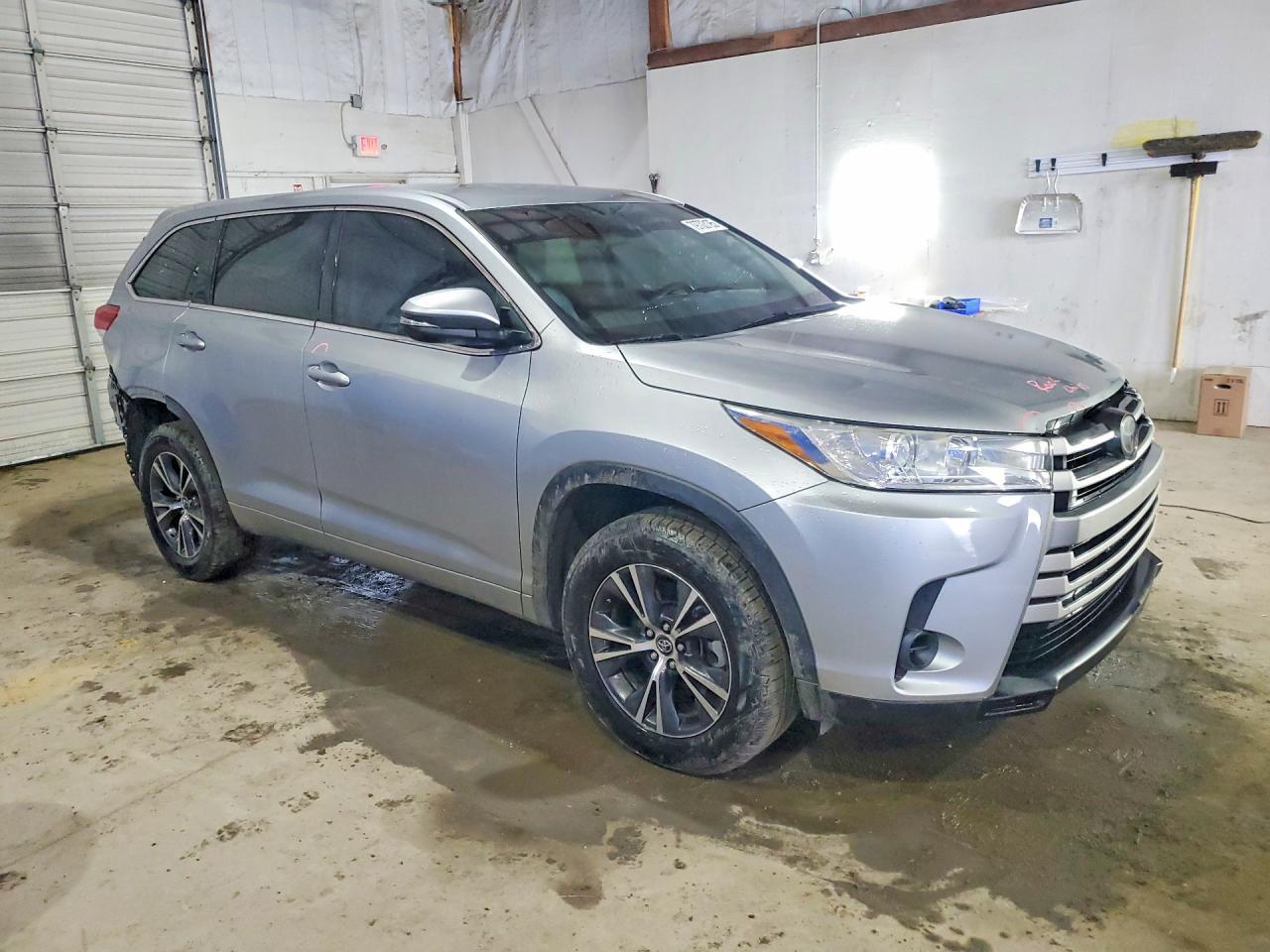 2017 Toyota Highlander Le - Фото 4