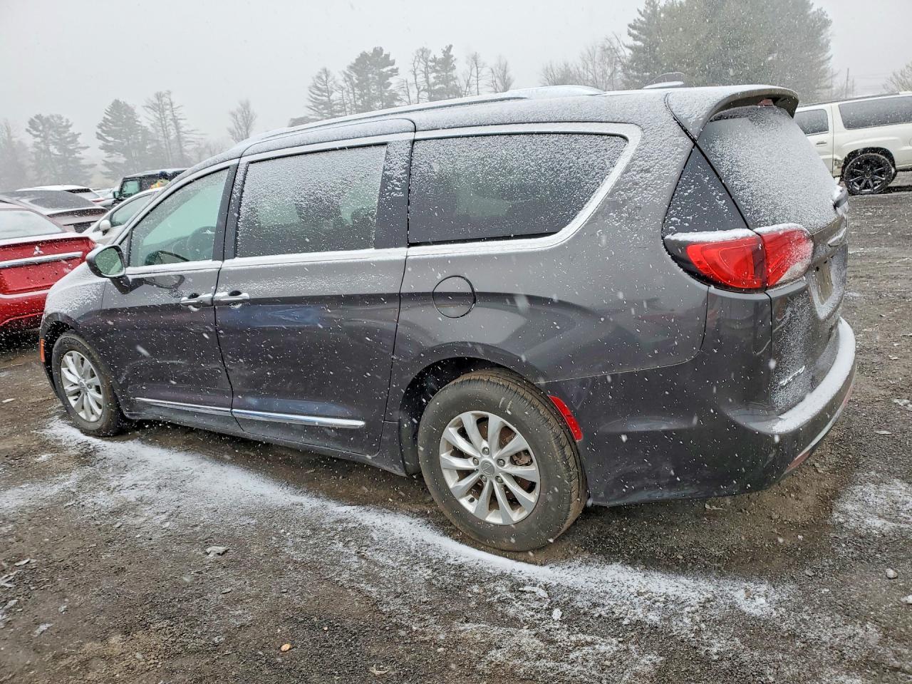 2019 Chrysler Pacifica Touring L - Image 2