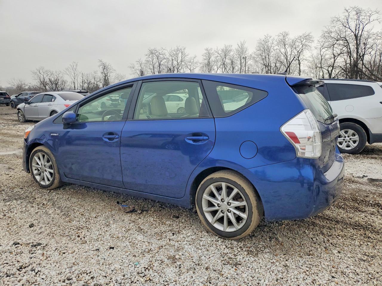 2013 Toyota Prius V Five - Фото 2