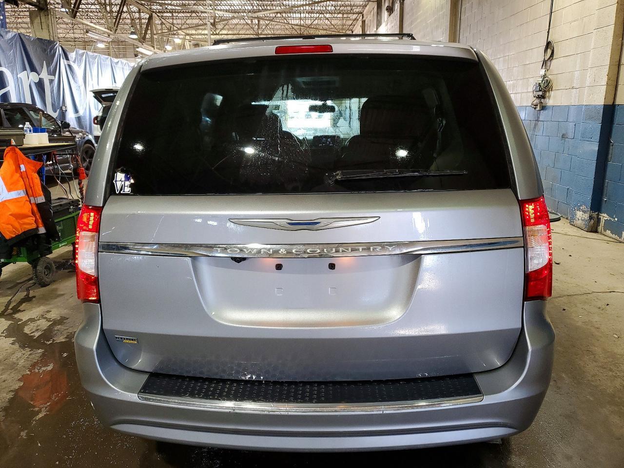 2016 Chrysler Town & Country Touring - Image 6