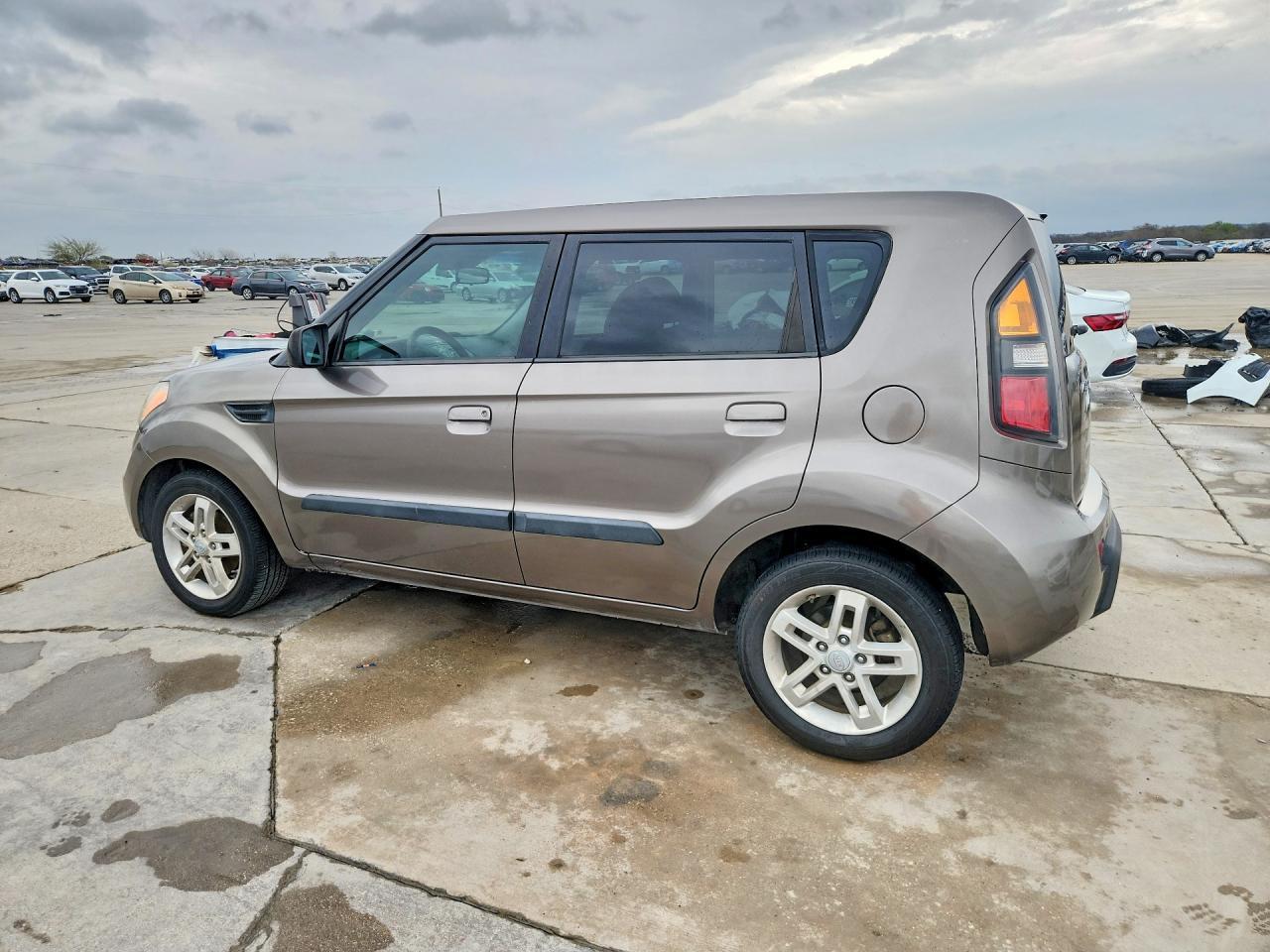2010 Kia Soul + - Image 2