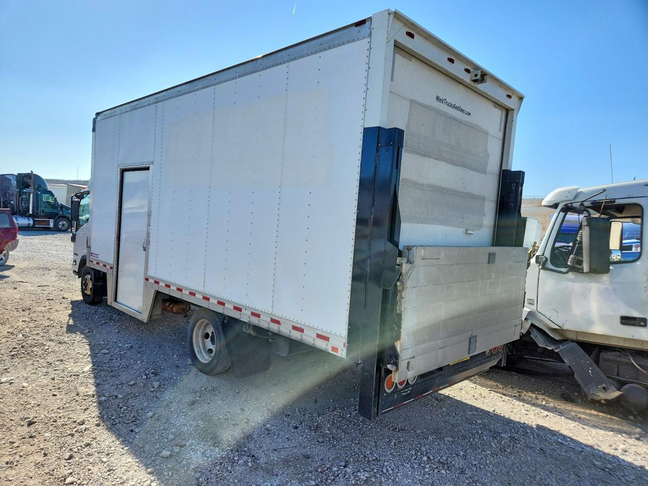 2017 Isuzu Npr Hd Delivery Truck - Фото 2