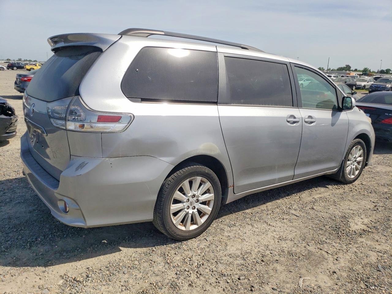 2012 Toyota Sienna Le 7-Passenger - Фото 3