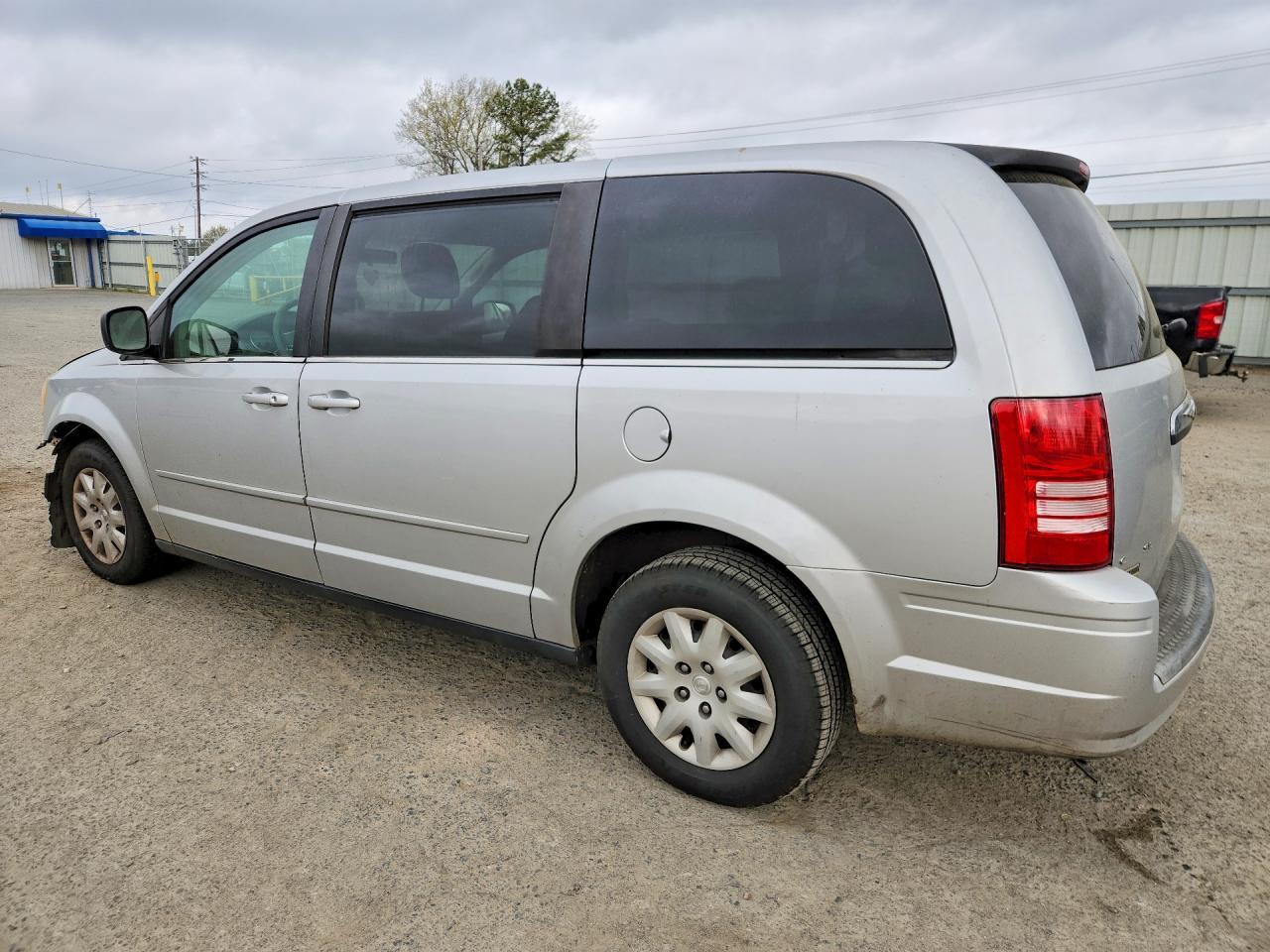 2009 Chrysler Town & Country Lx - Фото 2