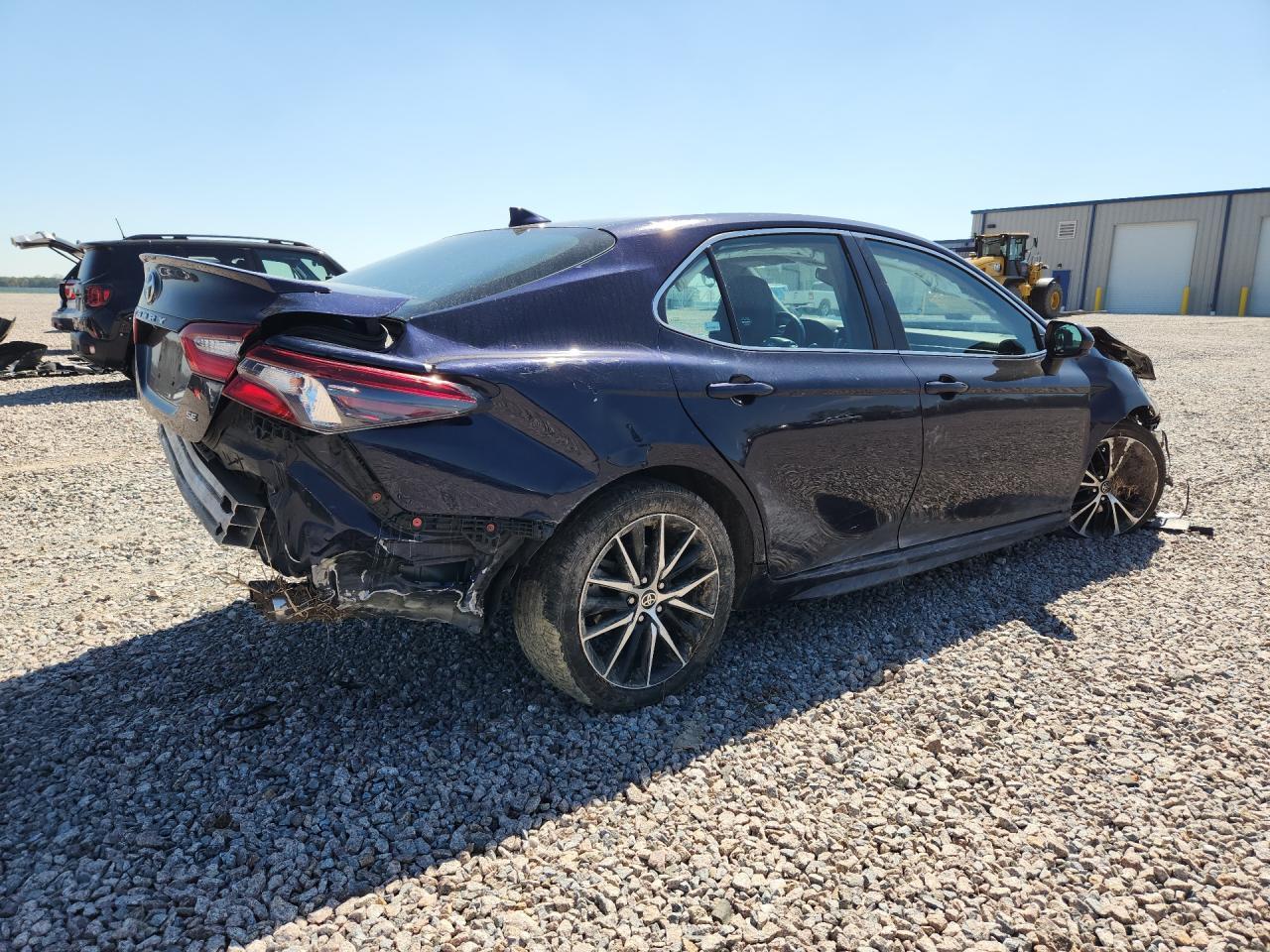 2021 Toyota Camry Se - Фото 3