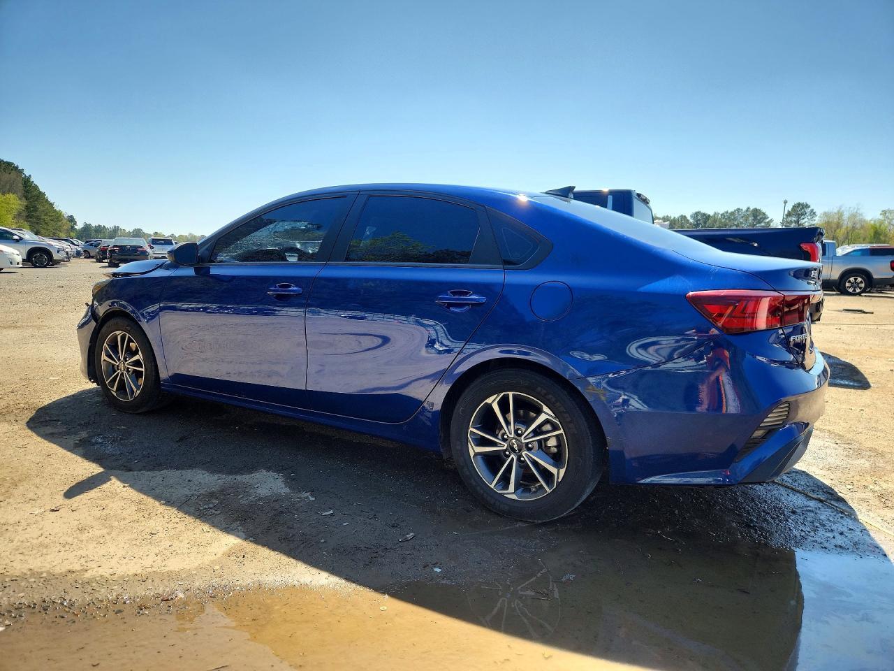 2022 Kia Forte Lxs - Image 2