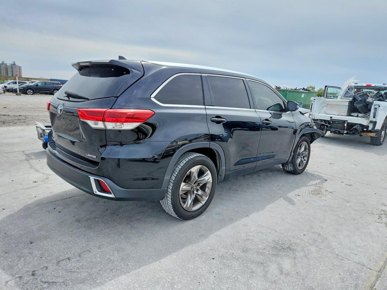 2018 Toyota Highlander Limited Platinum - Image 3