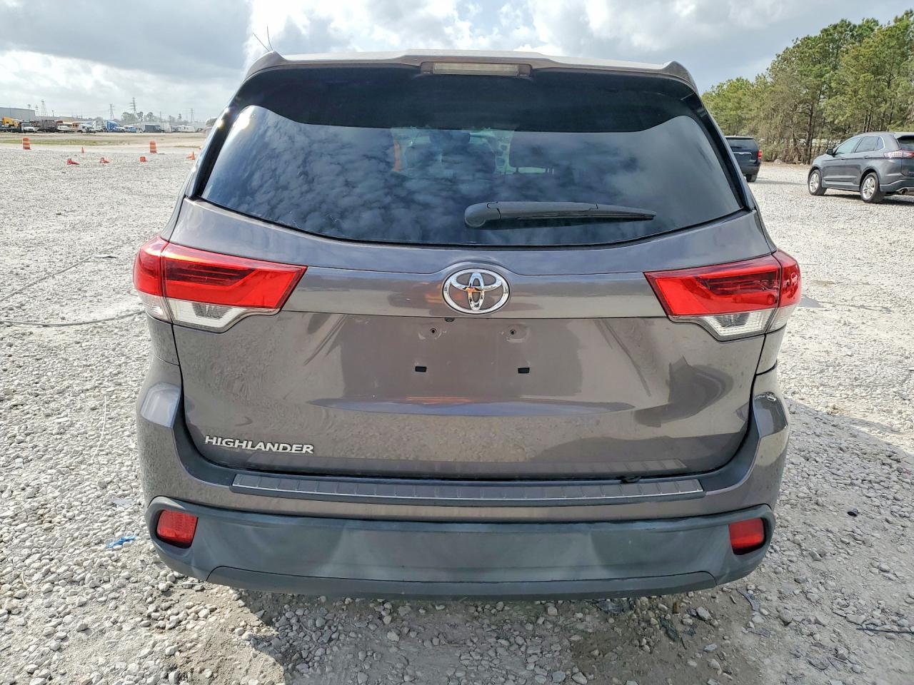 2017 Toyota Highlander Le - Фото 6