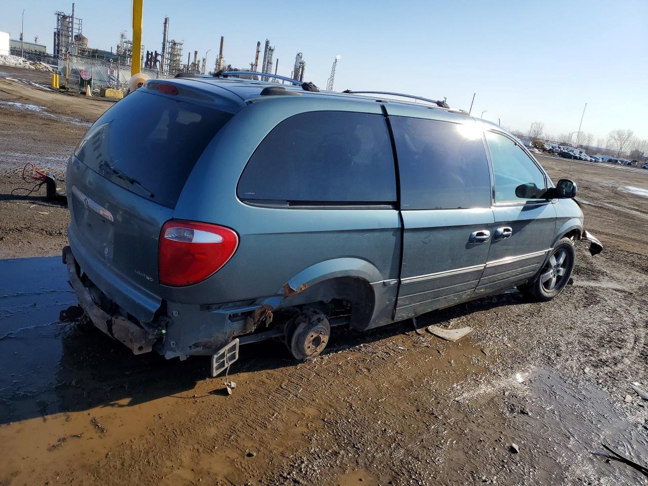 2005 Chrysler Town & Country Limited - Image 3
